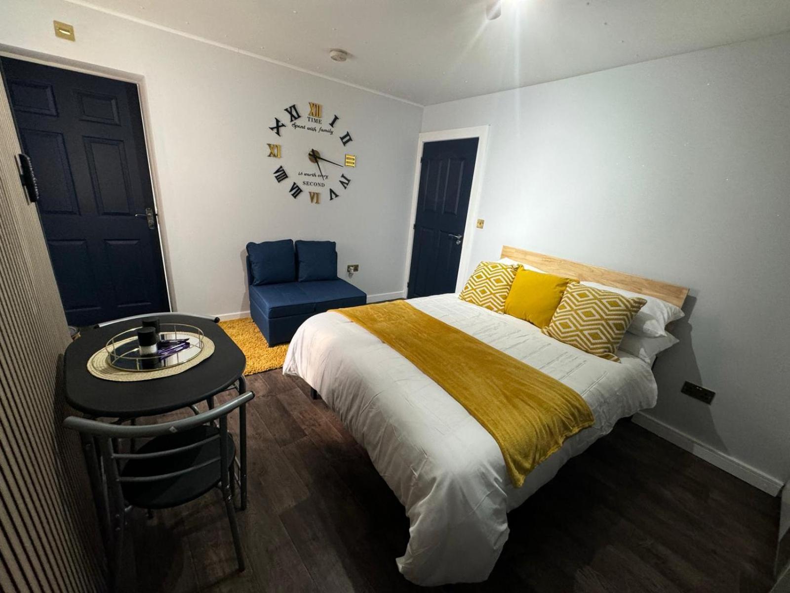 Newly Renovated In Center Apartment *